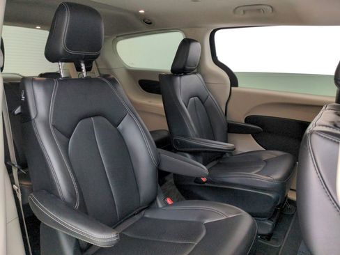 Used 2023 Chrysler Pacifica Touring-L image 28