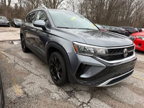 Used 2023 Volkswagen Taos SE w/ Panoramic Sunroof Package image 2