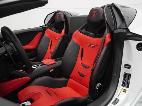 Used 2024 Lamborghini Huracan EVO image 18