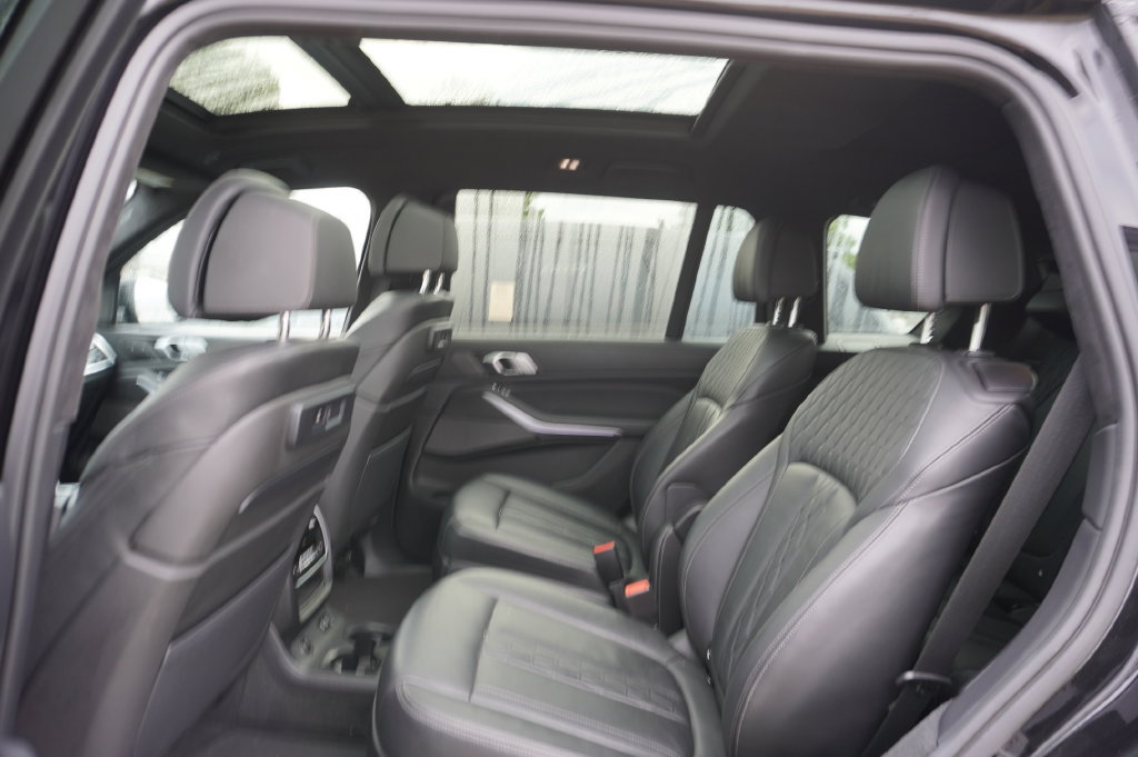 Used 2020 BMW X7 xDrive40i w/ M Sport Package AWD/4WD image 4