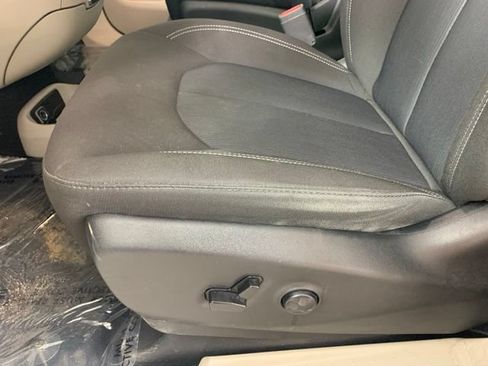 Used 2023 Chrysler Voyager LX FWD image 21