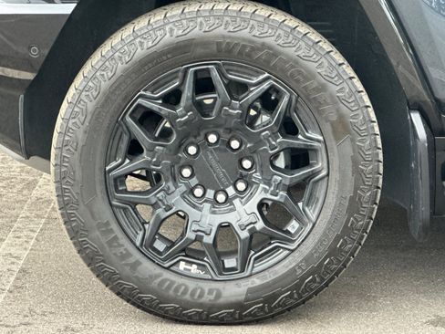 Used 2025 GMC Hummer EV 3X w/ LPO, Dark Essentials Package image 25