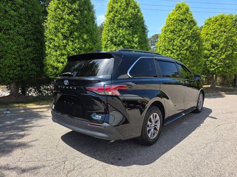 Used 2021 Toyota Sienna XLE FWD image 5