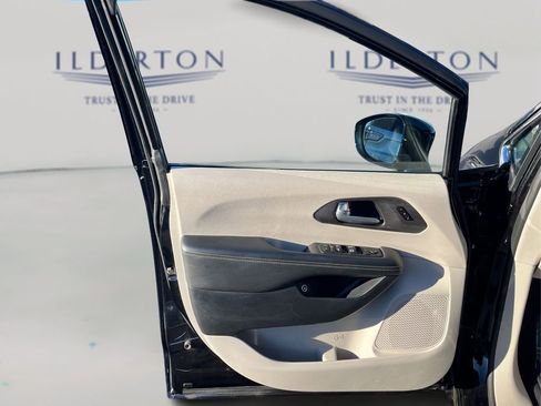 Used 2024 Chrysler Pacifica Select image 18