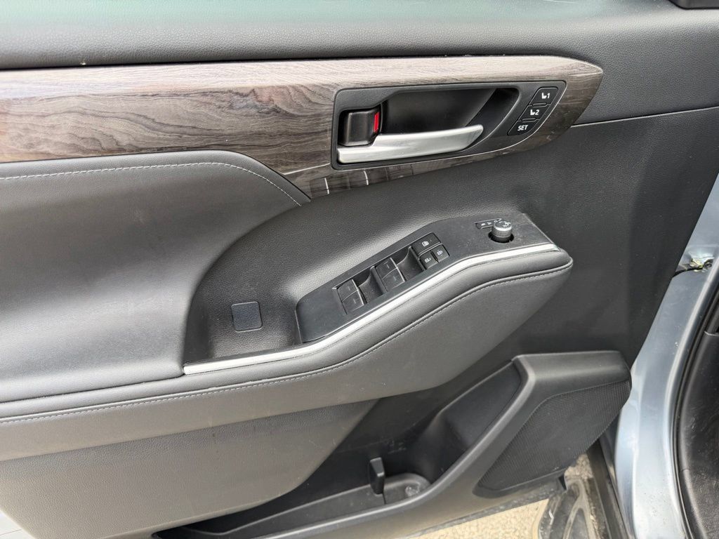 Used 2024 Toyota Highlander Limited FWD image 22