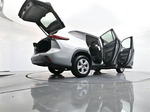 Used 2024 Toyota Highlander LE image 37