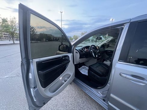 Used 2014 Chrysler Town & Country Touring image 17