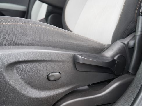 Used 2020 Chevrolet Trax LT FWD image 33