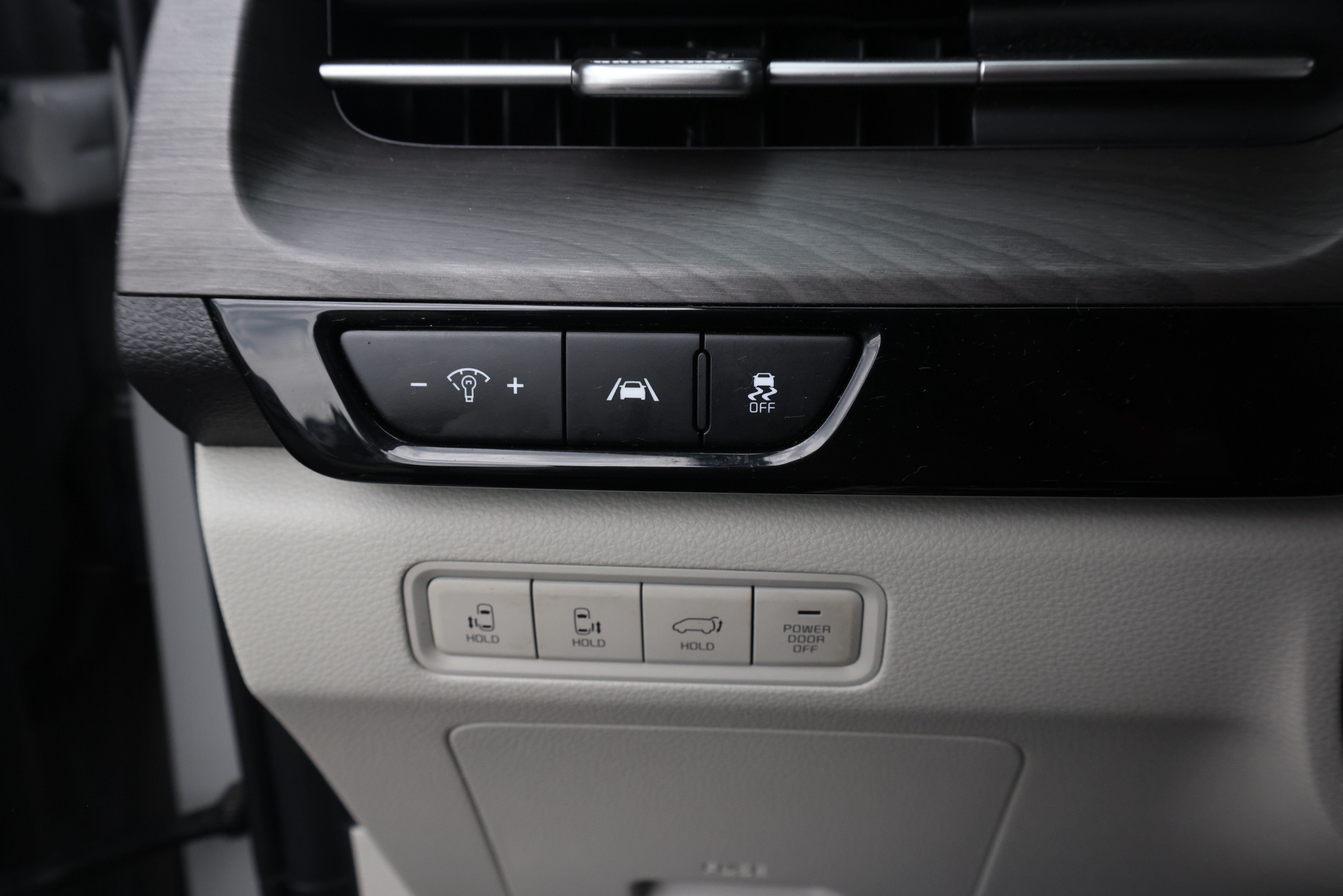 Used 2024 Kia Carnival EX FWD image 24