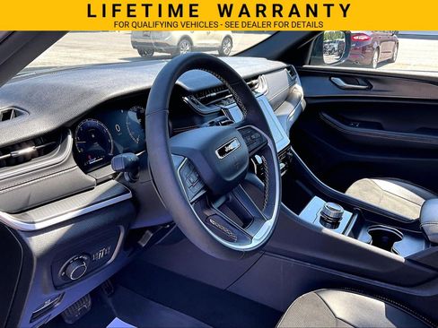 Used 2025 Jeep Grand Cherokee Altitude RWD image 14