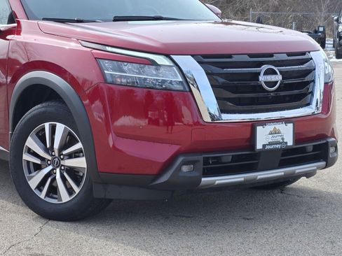 Used 2022 Nissan Pathfinder SL AWD/4WD image 2