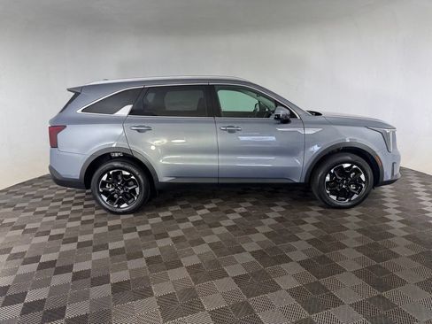 Used 2025 Kia Sorento S AWD/4WD image 9