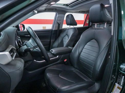Used 2024 Toyota Highlander XLE FWD image 10