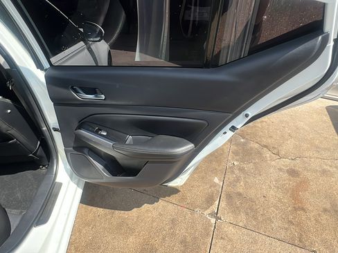 Used 2020 Nissan Altima 2.0 Platinum FWD image 17