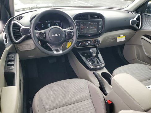 Used 2025 Kia Soul LX w/ LX Technology Package FWD image 11