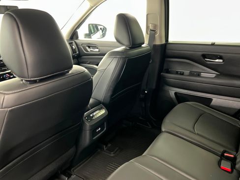 Used 2025 Nissan Pathfinder SL FWD image 21