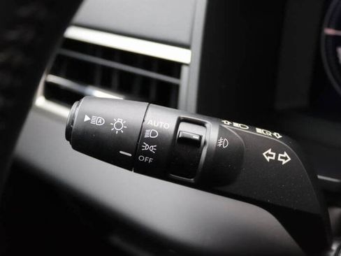 Used 2025 Mitsubishi Outlander SE image 28