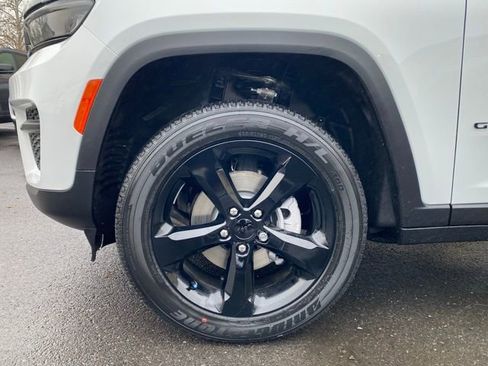 New 2025 Jeep Grand Cherokee Altitude image 16