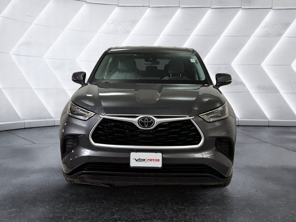 Used 2020 Toyota Highlander L FWD image 2