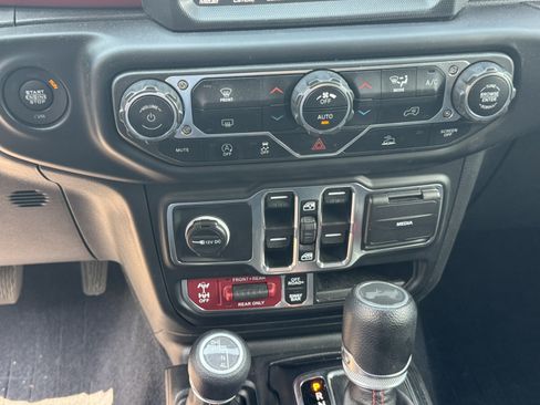 Used 2023 Jeep Wrangler Unlimited Rubicon AWD/4WD image 30