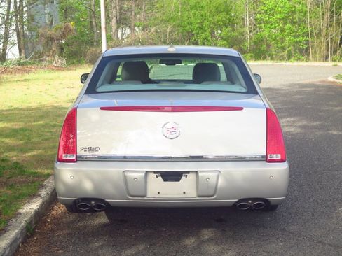 Used 2009 Cadillac DTS w/ Trunk Convenience Package FWD image 17