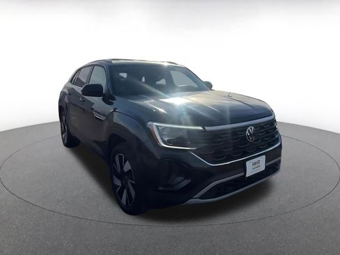 Used 2025 Volkswagen Atlas Cross Sport SE image 3