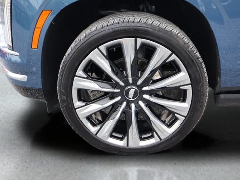Certified 2025 Cadillac Escalade Premium Luxury Platinum w/ LPO, Floor Liner Package AWD/4WD image 30