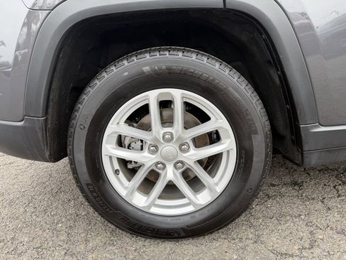 Used 2024 Jeep Grand Cherokee Laredo X w/ Trailer Tow Package image 10