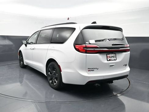 New 2027 Chrysler Pacifica Limited AWD/4WD image 6