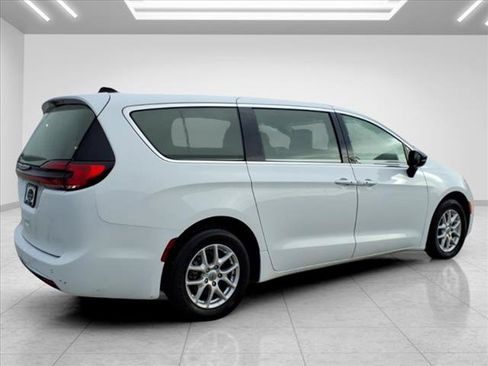 Used 2024 Chrysler Pacifica Touring-L FWD image 12
