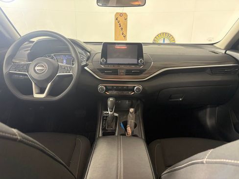 Used 2025 Nissan Altima 2.5 SV FWD image 2