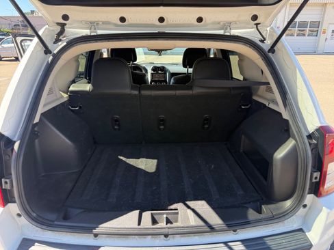 Used 2017 Jeep Compass Latitude FWD image 32