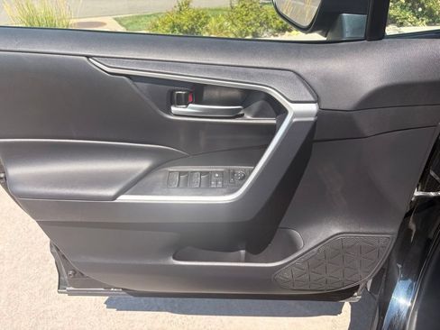 Used 2025 Toyota RAV4 XLE AWD/4WD image 9