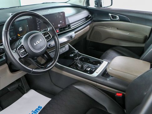 Used 2025 Kia Carnival FWD image 23