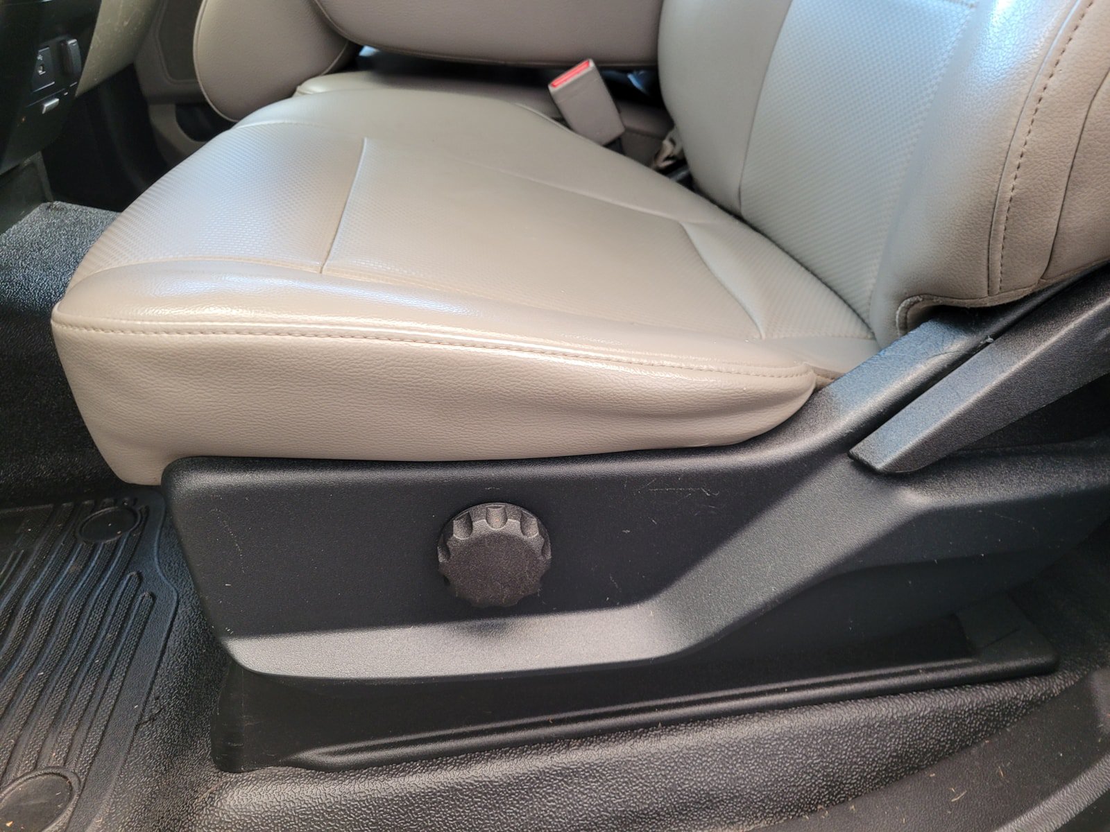 Used 2017 Ford F550 2WD Regular Cab Super Duty image 9