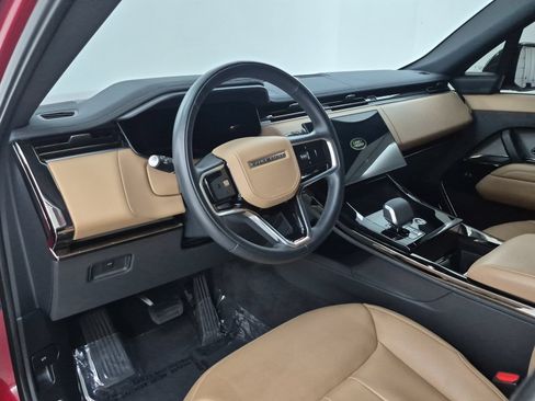 Used 2025 Land Rover Range Rover Sport SE AWD/4WD image 4