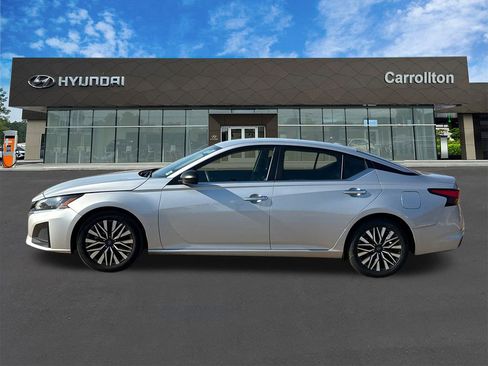 Used 2024 Nissan Altima 2.5 SV image 8