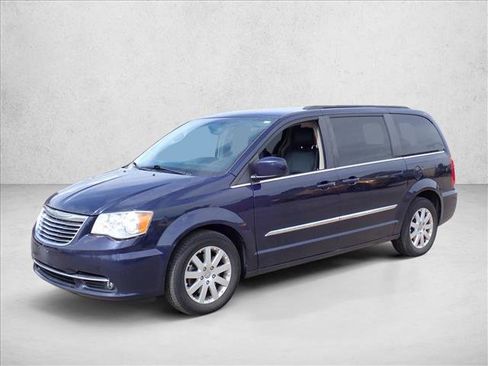 Used 2015 Chrysler Town & Country Touring FWD image 11