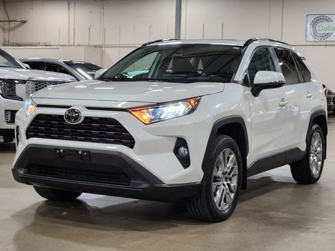 Used 2021 Toyota RAV4 XLE Premium image 4