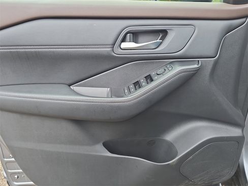 Used 2022 Nissan Rogue SV w/ SV Premium Package image 12