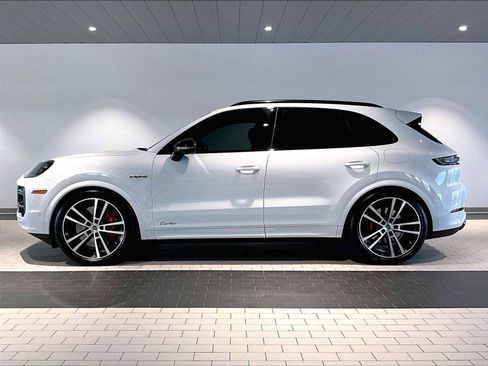 Used 2025 Porsche Cayenne Turbo image 2