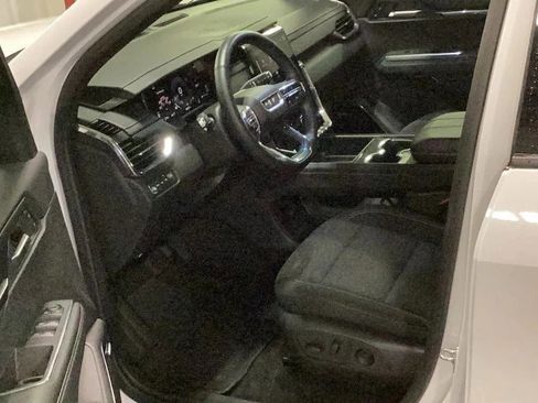 Used 2025 GMC Acadia Elevation AWD/4WD image 14
