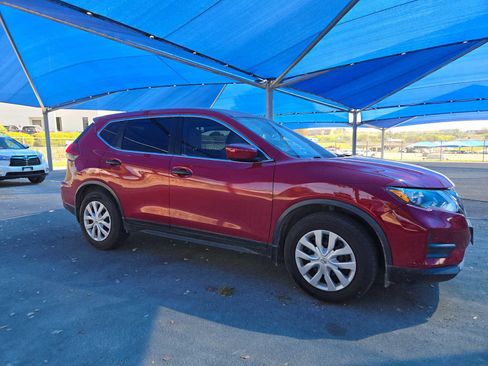 Used 2017 Nissan Rogue S image 2