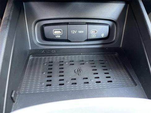 Used 2024 Hyundai Venue Limited image 21