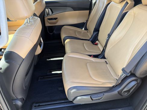 Used 2024 Kia Carnival LX image 30