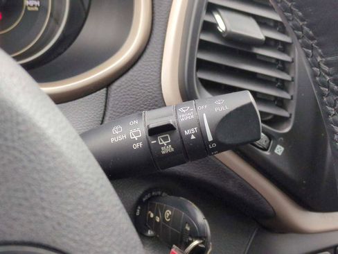 Used 2018 Jeep Cherokee Latitude w/ Cold Weather Group image 25