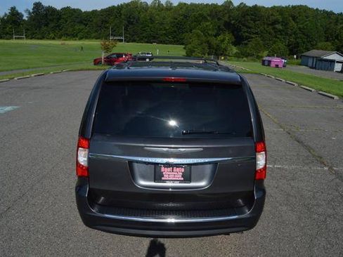 Used 2015 Chrysler Town & Country Touring FWD image 11