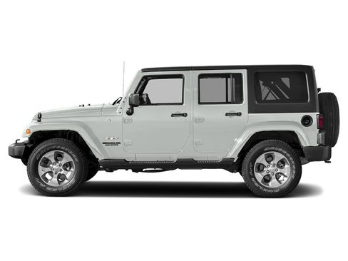 Used 2018 Jeep Wrangler Unlimited Sahara w/ Connectivity Group AWD/4WD image 3