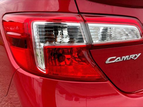 Used 2014 Toyota Camry SE w/ Moonroof Package FWD image 28