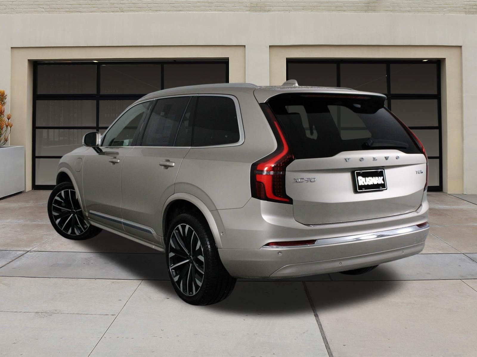 New 2026 Volvo XC90 T8 Plus w/ Protection Package Premier AWD/4WD image 3
